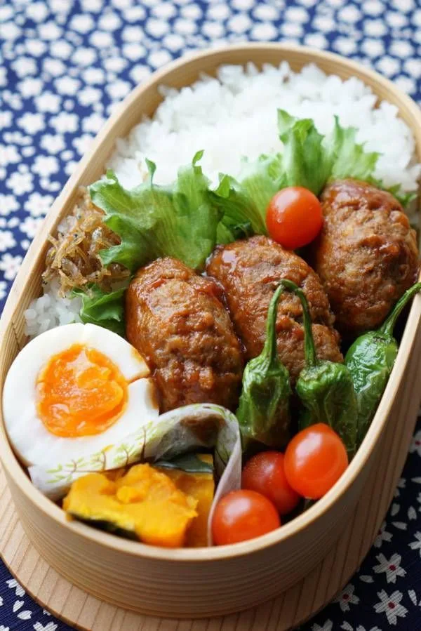 Bento com arroz ovos , legumes e outras proteínas